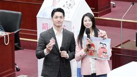 台北市長蔣萬安近日出席「2026 WCS 世界城市高峰會（World Cities Summit）」，於晚間頒獎典禮獲頒「李光耀世界城市獎特別獎」，並在會中向國際社會分享台北市「生生喝鮮奶」政策的成功經驗。一路走來堅持推動此政策十餘年的台北市議員闕枚莎，見證當年關乎孩子健康成長的提案如今躍上國際舞台，感動表示這不僅是市府團隊的榮耀，更是台北市學童福祉的重大里程碑。（圖／闕枚莎提供）