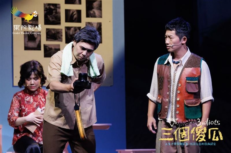 蔡昌憲飾演努力符合父母期待的「阿漢」。(圖/果陀提供)