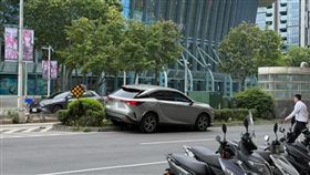 台北小巨蛋今（16日）上午發生一起自撞車禍，導致鄰近區域停電。（圖／翻攝自threads@li2zy._）