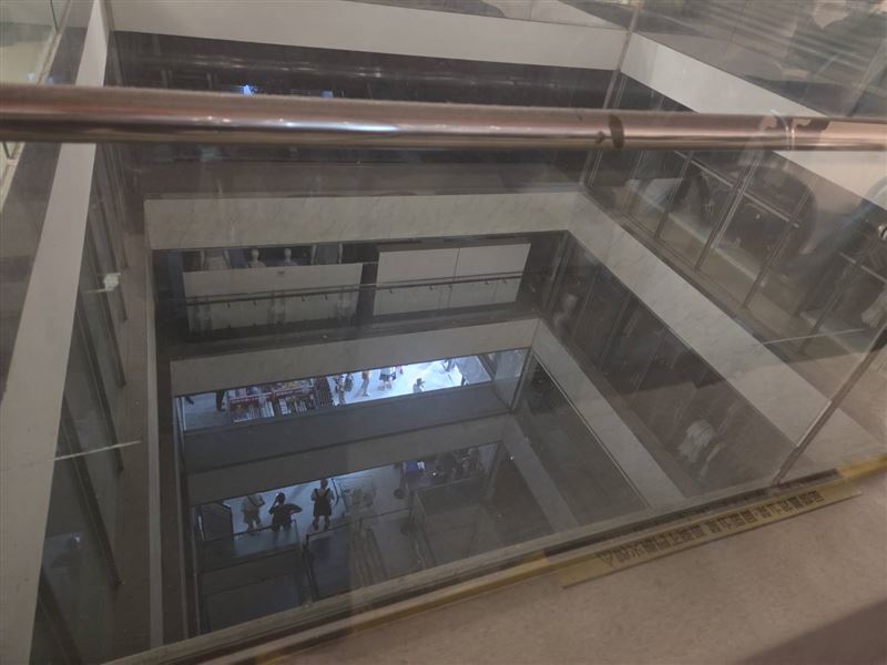 台北長庚突然大停電,樓道間漆黑一片。(圖/記者陳韋帆攝影)