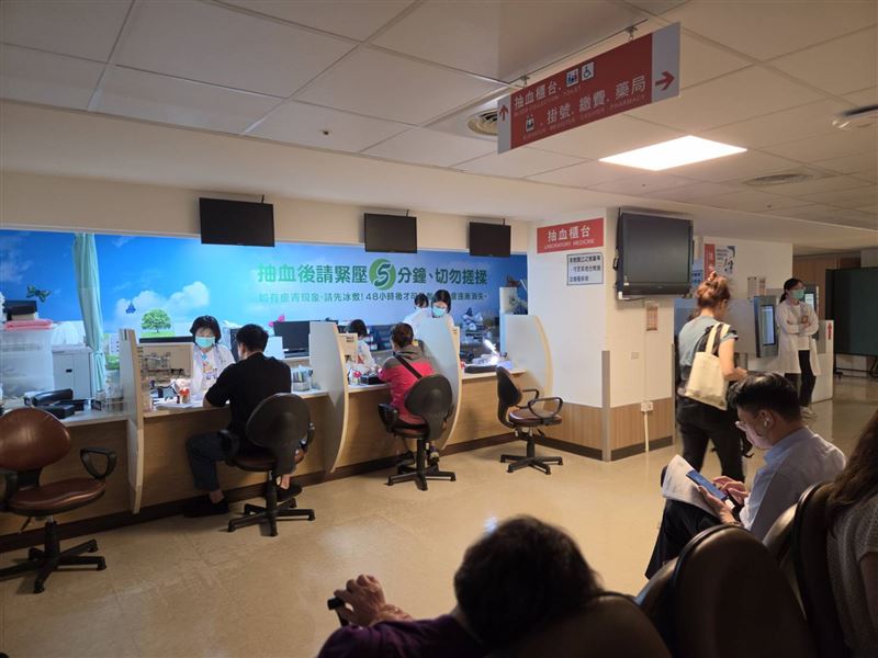 台北長庚發生停電狀況,醫護人員仍堅守崗位,繼續幫患者做檢查。(圖/記者陳韋帆攝影)
