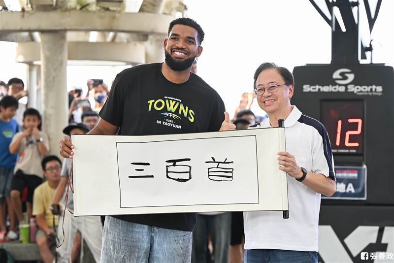 去年8月唐斯曾造訪桃園大溪福仁宮,第一次擲筊就獲得聖筊,今年奪下NBA總冠軍。(圖/翻攝自張善政臉書)