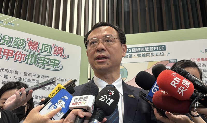 對於HIV接觸者是否全面強制採檢，衛生福利部長石崇良16日表達立場指出，立法時已廣泛討論，強制恐造成疫調困難，除非有新考量，才考慮新增規定