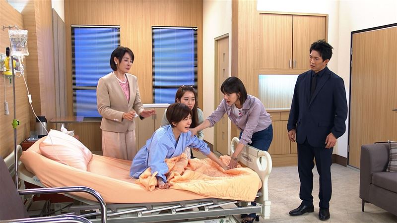 王晴在病床上得知流產消息,悲痛情緒潰堤。(圖/民視提供)