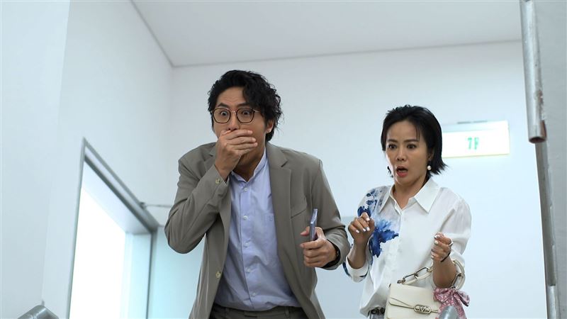 李運慶(左)、陳仙梅(右)目睹王晴摔下樓梯嚇壞。(圖/民視提供)