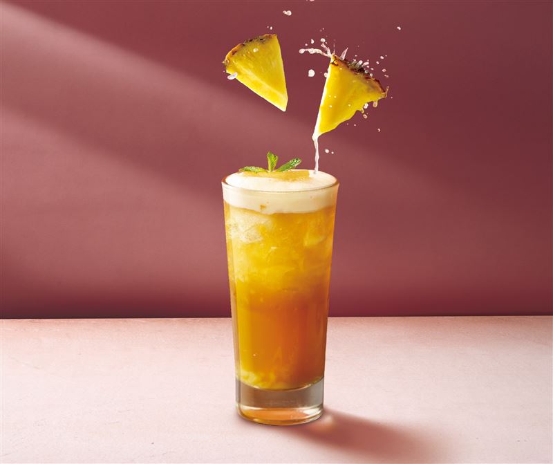指定飲品暢飲品項包含1010湘與時時香的「金鑽鳳梨翡翠茶」。(圖/品牌業者提供)