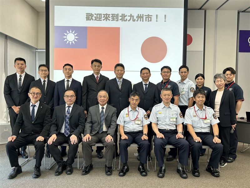 台中市消防局長孫福佑(前排左3)盼透過本次消防制度交流,提升城市防災能力。(圖/台中市消防局提供)