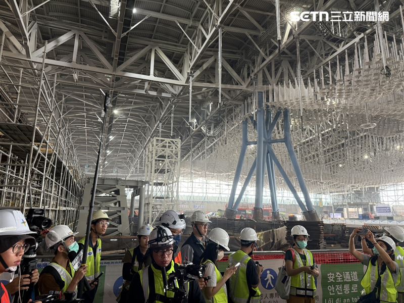 未來出境與入境非常通透,旅客搭乘電梯時未透明的,都可以看到。(圖/記者李育道攝影)