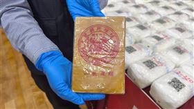 查獲的雙獅牌海洛因磚。（圖／記者莊淇鈞攝影）