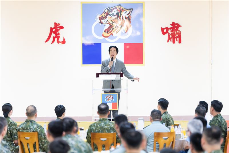 賴清德總統今(16)日上午前往勗勉「海軍嵩山雷達站」及「陸軍關渡指揮部」。(圖/總統府提供)