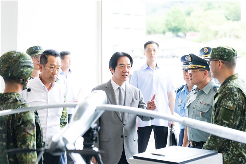 賴清德總統今(16)日上午前往勗勉「海軍嵩山雷達站」及「陸軍關渡指揮部」。(圖/總統府提供)