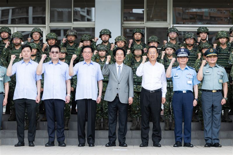 賴清德總統今(16)日上午前往勗勉「海軍嵩山雷達站」及「陸軍關渡指揮部」。(圖/總統府提供)