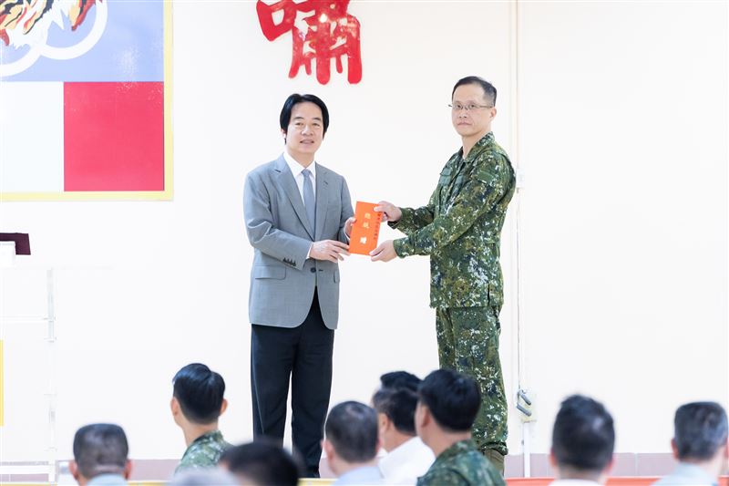 賴清德總統今(16)日上午前往勗勉「海軍嵩山雷達站」及「陸軍關渡指揮部」。(圖/總統府提供)