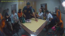 雲林地下賭場「餐點、檳榔吃到飽」攬客！警攻堅逮24人　年紀最大已87歲（圖／翻攝畫面）