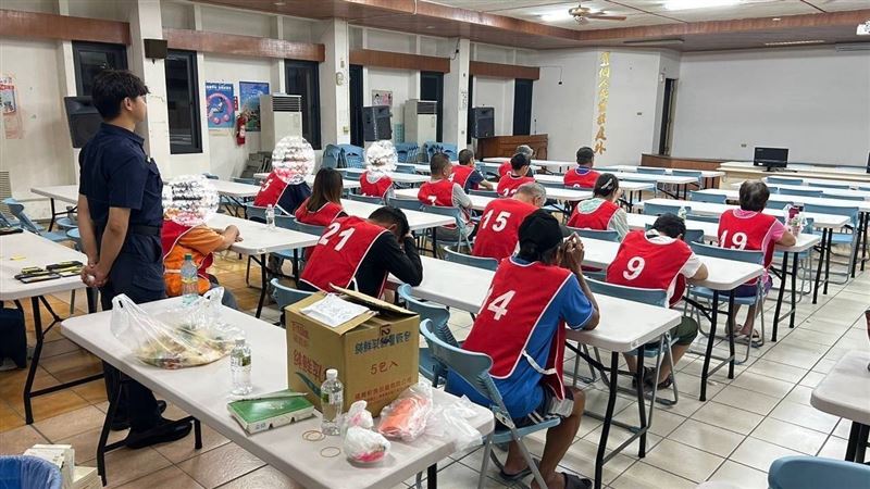 警方查獲24人正在「推筒子」賭博、查扣賭具及賭資。(圖/翻攝畫面)