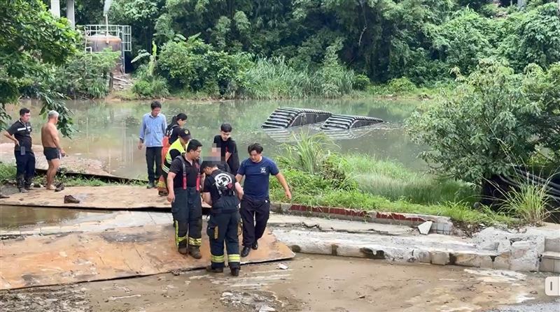 新/挖土機清淤不慎 翻覆池塘駕駛險溺斃