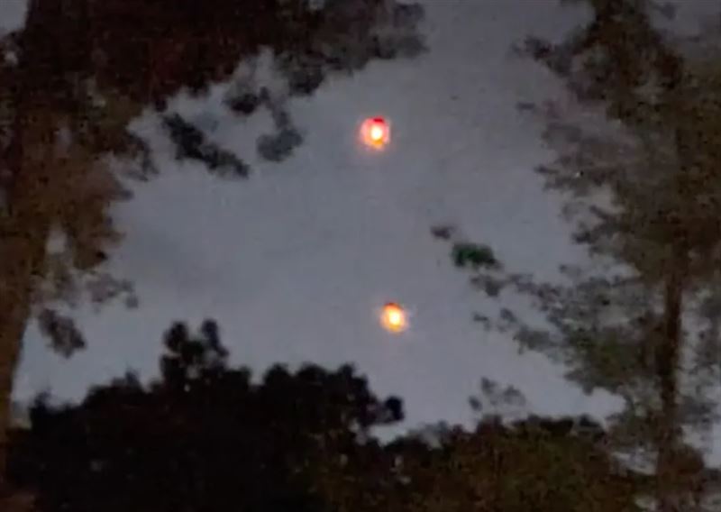 據稱是攝於美國東北部的UAP圖片,只見空中有不明發光球體飄浮。(圖/翻攝自FBI)
