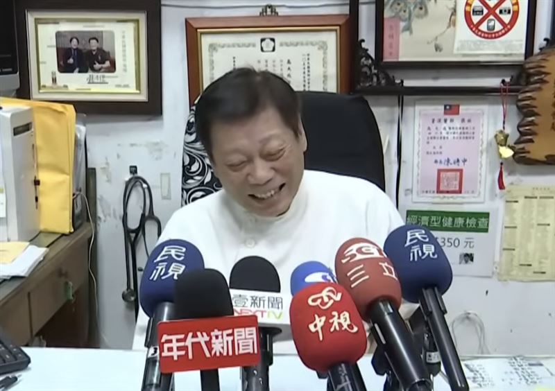 法醫高大成在自己的診所公開露面,坦言未來不能講錯話,因此感到壓力。(圖/翻攝畫面)