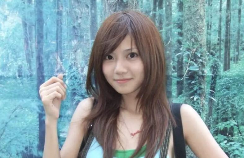 蔡黃汝(豆花妹)出道前的照片,在社群媒體上受到熱烈討論。(圖/翻攝自PTT)