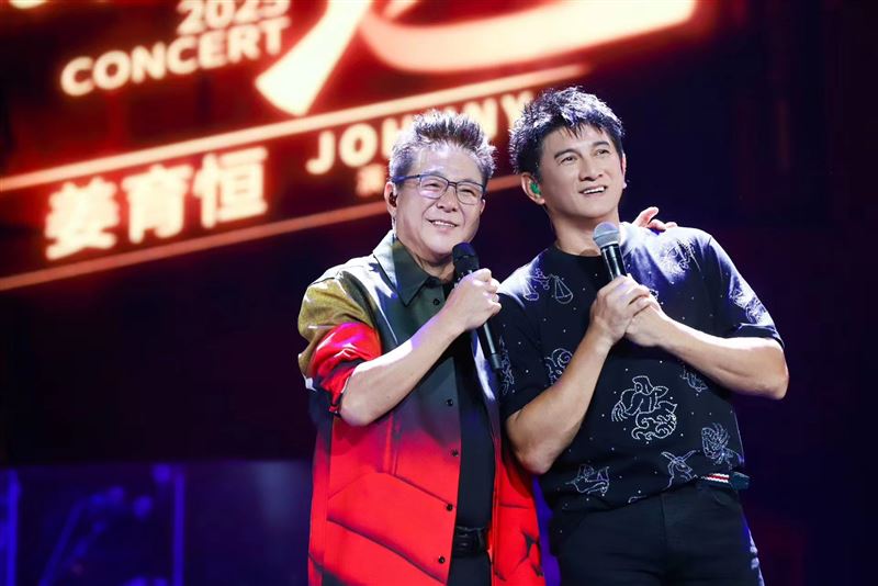 姜育恆(左)與吳奇隆(右)擁有多年交情。(圖/文星文化提供)