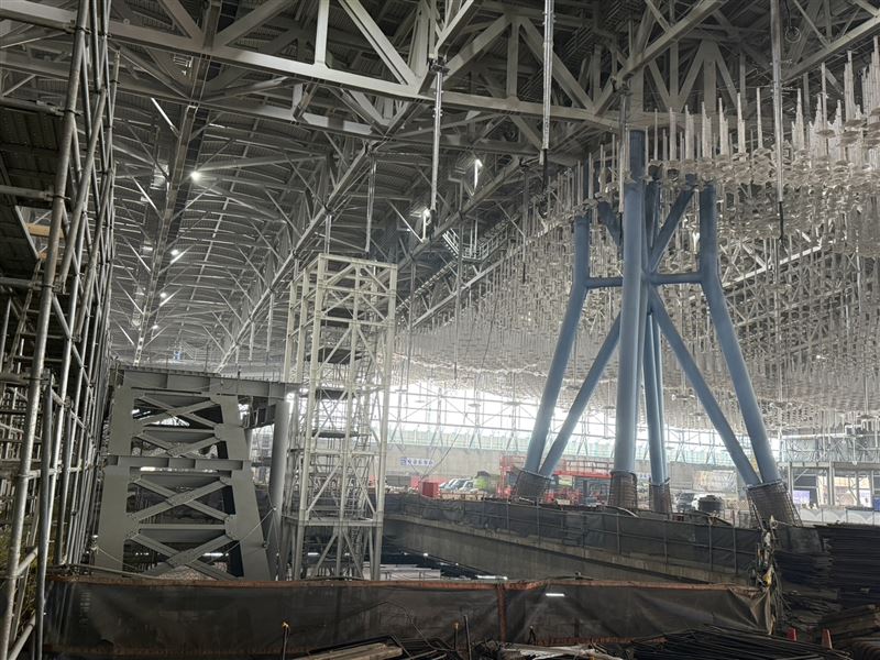 桃機第三航廈搭載18座電梯,且為透明設計,入境與出境旅客皆能看見完整視野(圖/記者李育道攝影)