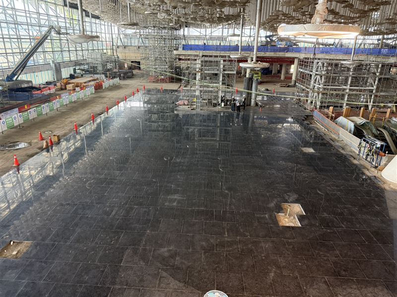 桃機第三航廈已進行地板鋪面。(圖/記者李育道攝影)
