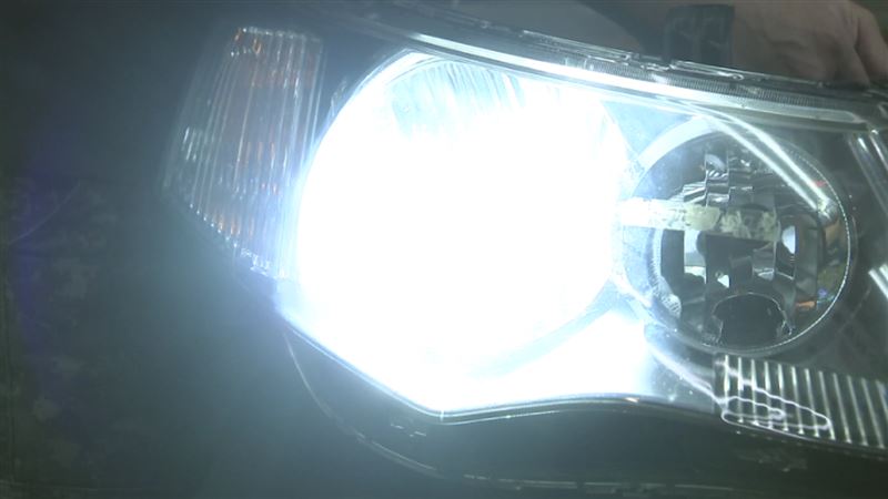 車子的遠光燈照明強度高,市區內、離前車近、對向有來車均不宜開。(示意圖/資料照)