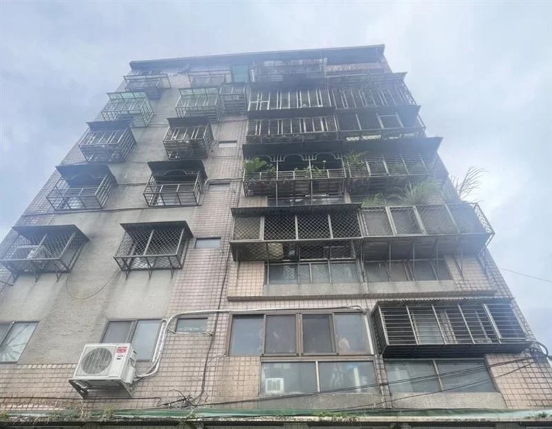 基隆市七堵區明德三路、一處公寓6樓發生火警。(圖/翻攝畫面)