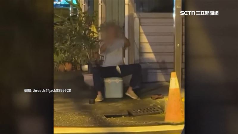 宜蘭一名男子把釣竿伸進路邊水溝,沒多久竟釣起一尾魚,讓路過民眾看得目瞪口呆。(圖/翻攝自Threads @jack8899528)