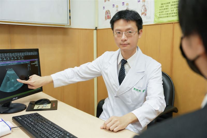 鄭煜明提醒,若病人本身有膽結石病史,膽囊在劇烈收縮下,結石極容易被擠壓而卡在膽囊出口或掉入膽管,進而引發急性膽管炎。(圖/台北慈濟醫院提供)