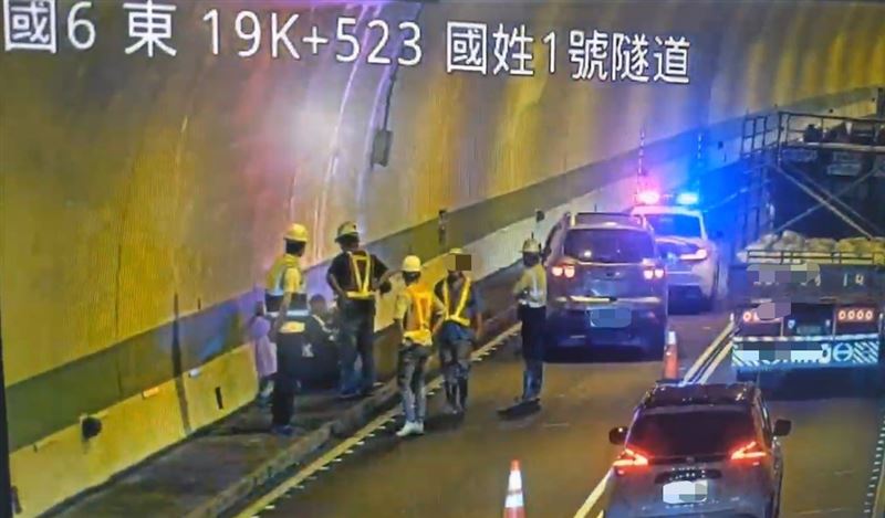 移工偷車遭「紅斑馬」在隧道內夾擊,最終遭壓制逮捕。(圖/翻攝畫面)