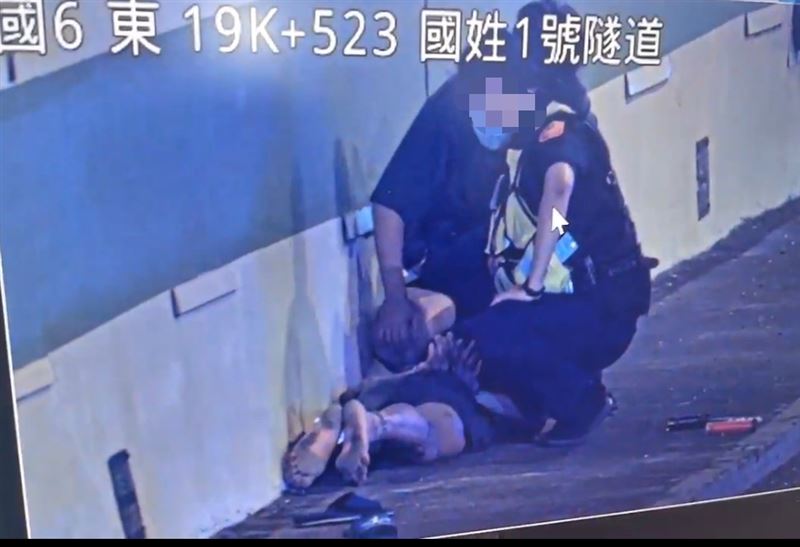 國道警方將移工壓制逮捕,後續將其移送專勤隊及南投地檢署。(圖/翻攝畫面)