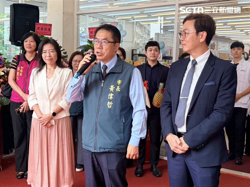 台南市長黃偉哲親臨剪綵,感謝藥師們站在第一線守護市民健康。(圖/記者林昱孜攝影)