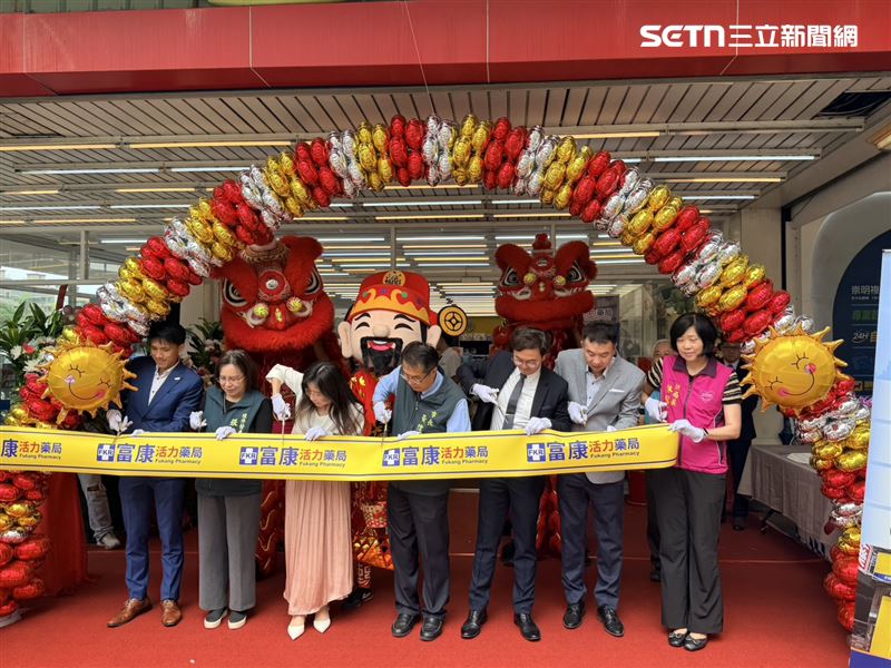 台南市長黃偉哲親臨剪綵,感謝藥師們站在第一線守護市民健康。(圖/記者林昱孜攝影)