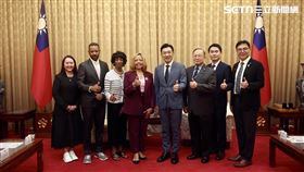 江啟臣接見美國聯邦眾議員麥珂貝訪團立法院副院長江啟臣（右4）16日在立法院接見美國聯邦眾議院「國會非裔議員連線」（CBC）副主席麥珂貝（Lucy McBath）（左4）訪團，就台美關係交換意見。中央社記者王飛華攝 115年6月16日