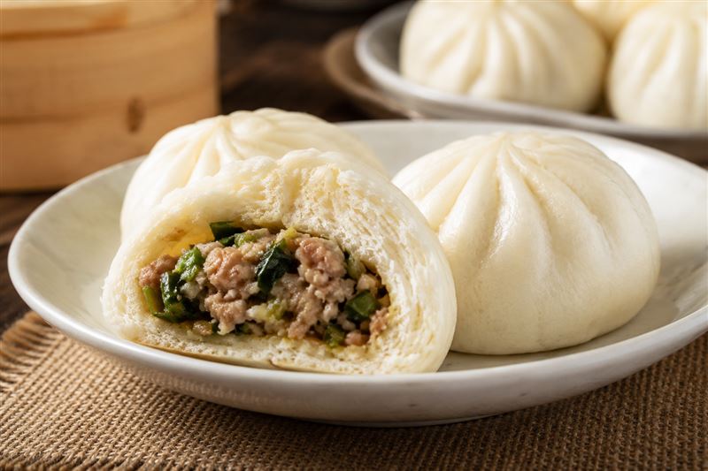 一名75歲獨居男術後以冷凍蔥肉包當主食,持續2至3個月後,血糖飆升至140 mg/dL。中醫師羅珮琳提醒,精緻澱粉與高油飲食恐影響代謝,應調整飲食習慣。 (圖/AI製圖)