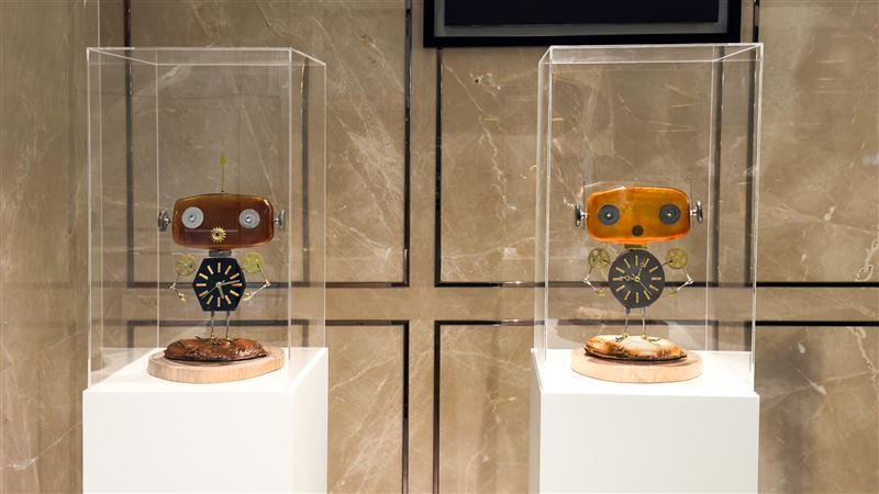 黃憶人 ╳ 慕舍《AMBER BOY 的異想世界》琥珀藝術個展—慕舍1F作品-二款隱藏版 (左至右)「Amber Boy Sugar」及「Amber Boy Honey」首次獨家展出。(圖/飯店旅宿業者提供)