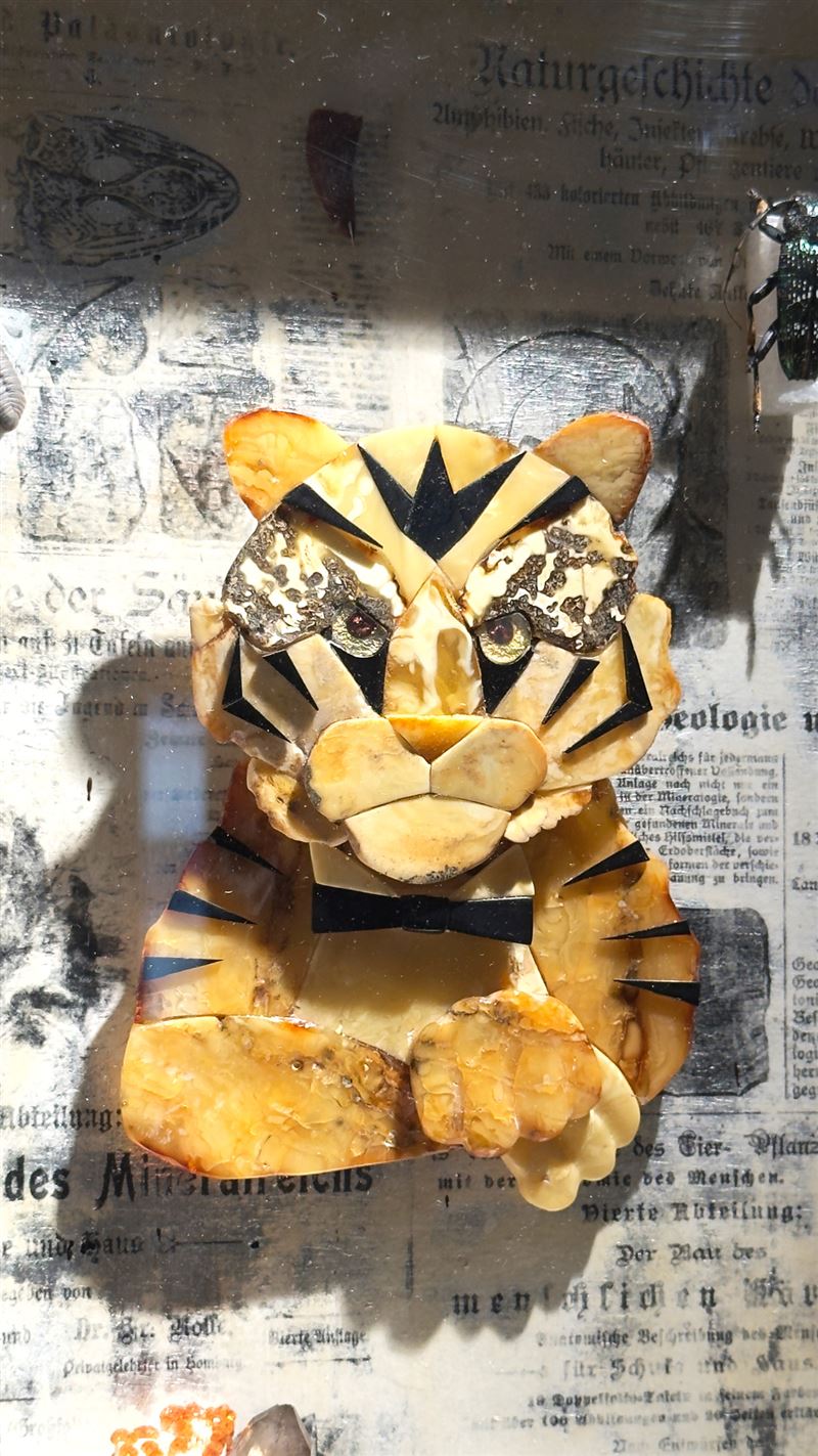 黃憶人 ╳ 慕舍《AMBER BOY 的異想世界》琥珀藝術個展—慕舍5F作品-琥珀宮系列「博士虎」藝術家自畫像。(圖/飯店旅宿業者提供)