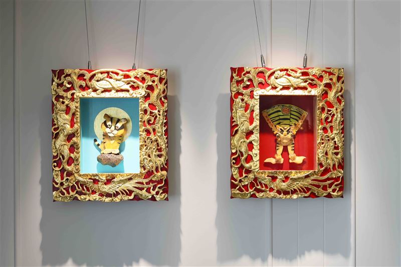黃憶人 ╳ 慕舍《AMBER BOY 的異想世界》琥珀藝術個展—慕舍6F作品-虎爺系列左至右「乖虎」及「虎爺」。(圖/飯店旅宿業者提供)