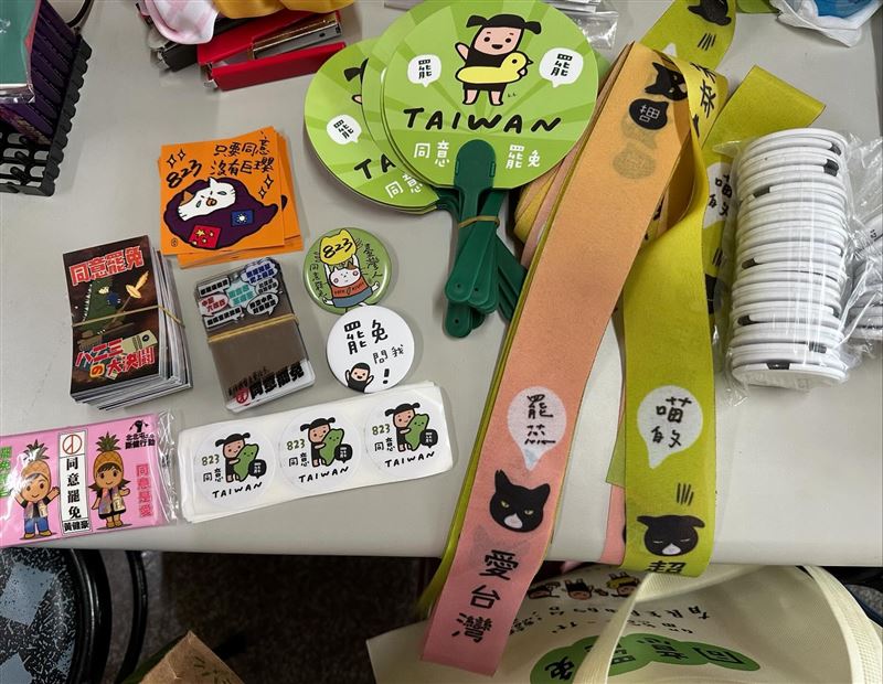 北市大安區一家咖啡店在大罷免期間曾發送飄帶供民眾索取(圖/翻攝畫面)