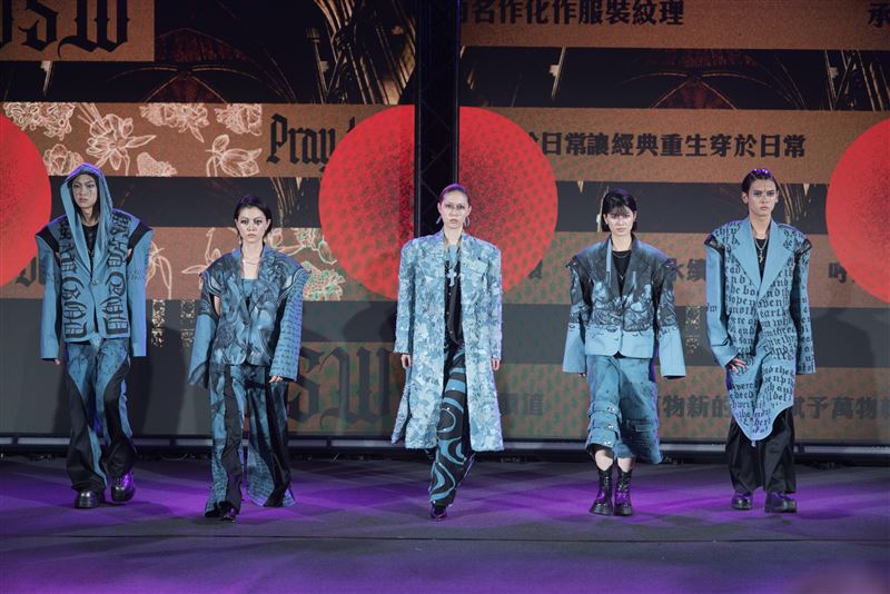 呼應全球「永續時尚」趨勢，今年賽事持續規劃「永續時尚獎」。圖為2025年高雄時尚大賞永續時尚作品「OSW」將聖經意涵融入服裝紋理設計，展現經典文化與永續循環理念的結合。(圖/主辦單位提供)