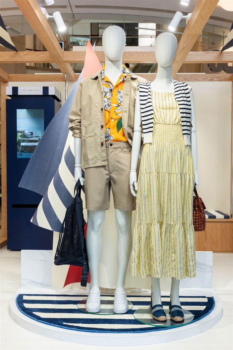 同步登場的TOMMY HILFIGER Summer 2026系列,以嶄新視角演繹夏日經典造型。(圖/品牌業者提供)