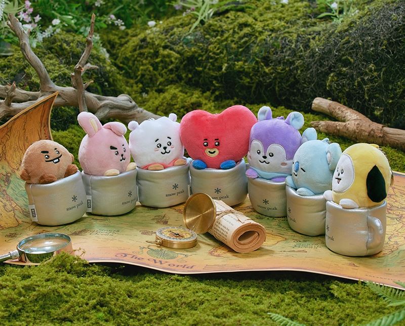 七款裝著BT21的「雪峰鈦杯造型絨毛鑰匙圈」可愛爆擊。(圖/品牌業者提供)