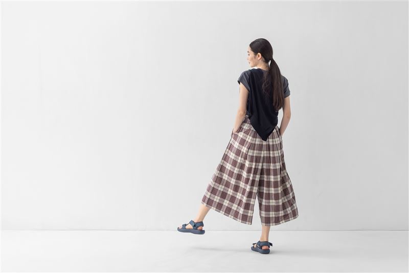 女馬杜拉斯格紋褲裙,990元。(圖/品牌業者提供)