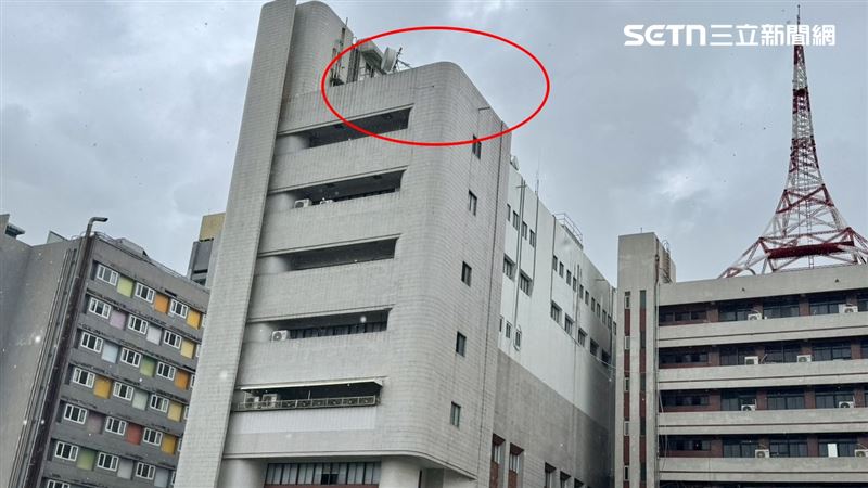 一名女巡官,疑似利用上班空檔,在頂樓脫掉上衣,還將褲子拉至大腿處,露出屁股蛋。(圖/民眾提供)