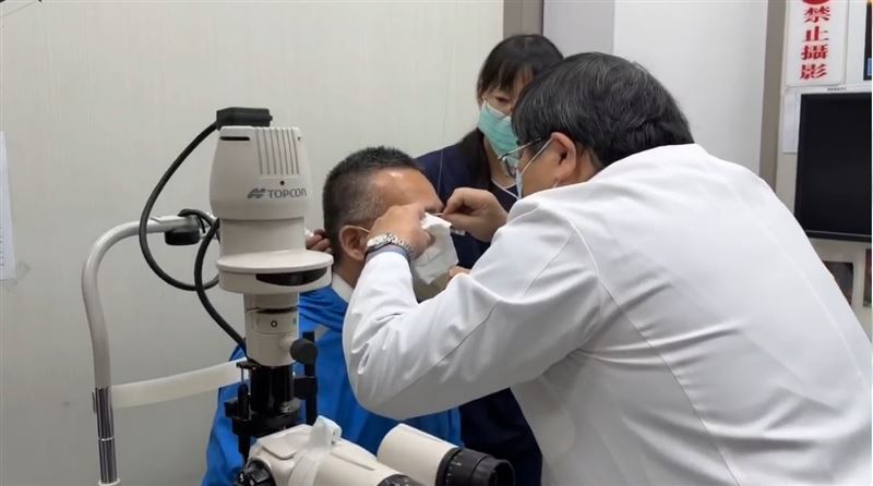 洪啟庭醫師表示，魚鉤取出後，仍持續注意眼球是否有感染。（圖／洪啟庭提供）