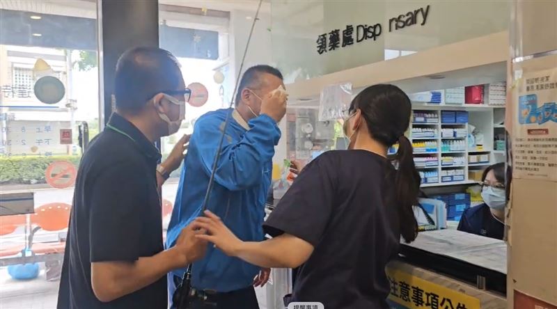 林先生當時在有人陪同下，帶著闖禍的魚竿求醫。（圖／洪啟庭提供）