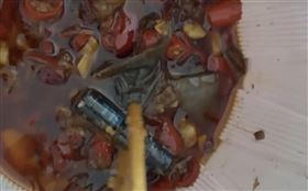 點外送吃到電池（圖／翻攝揚子晚報）