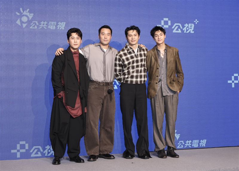 姚淳耀(右二)被嚴藝文嚇到去行天宮收驚。(圖/記者田俊彥攝影)