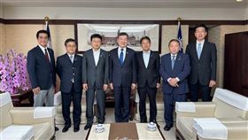 日本維新會參議員石平（右2）15日與「思考台灣海峽和平與穩定國會議員之會」成員前往駐日代表處拜會駐日代表李逸洋（中）。（圖取自X@liyonyon）
